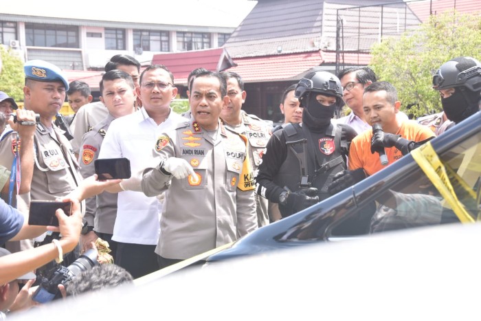 Kapolda Kalsel, Irjen Pol Andi Rian R Djajadi didampingi Karo SDM, Kombes Pol Muhammad Arif Sugiarto, Kabid Humas, Kombes Pol Mochammad Rifa’i dan Direktur Reskrimum, Kombes Pol Erick Frendriz. (SuarIndonesia/ZI)