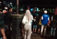 PENCARIAN -Warga saksikan pencarian di Sungai Martapura tepatnya Jalan Piere Tendean Banjarmasin Tengah, Kamis (19/10/2023) malam. (SuarIndonesia/DO)