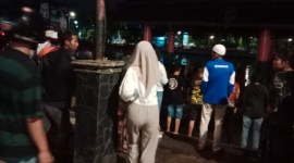 PENCARIAN -Warga saksikan pencarian di Sungai Martapura tepatnya Jalan Piere Tendean Banjarmasin Tengah, Kamis (19/10/2023) malam. (SuarIndonesia/DO)