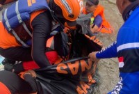 -Relawan dari Water Rescue, yang melakukan penyelaman , korban tenggelam bernama Hasan usia 8 tahun, ditemukan, Jum'at (20/10/2023). (SuarIndonesia/DO)