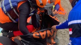 -Relawan dari Water Rescue, yang melakukan penyelaman , korban tenggelam bernama Hasan usia 8 tahun, ditemukan, Jum'at (20/10/2023). (SuarIndonesia/DO)