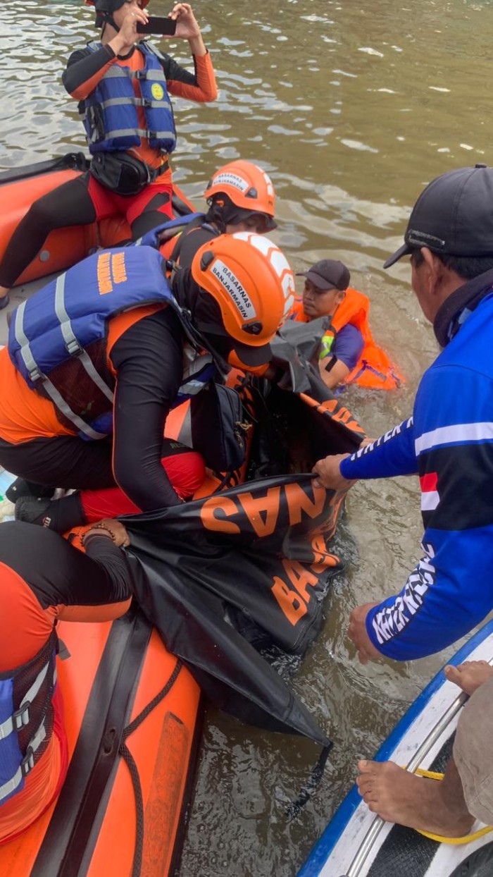 -Relawan dari Water Rescue, yang melakukan penyelaman , korban tenggelam bernama Hasan usia 8 tahun, ditemukan, Jum'at (20/10/2023). (SuarIndonesia/DO)