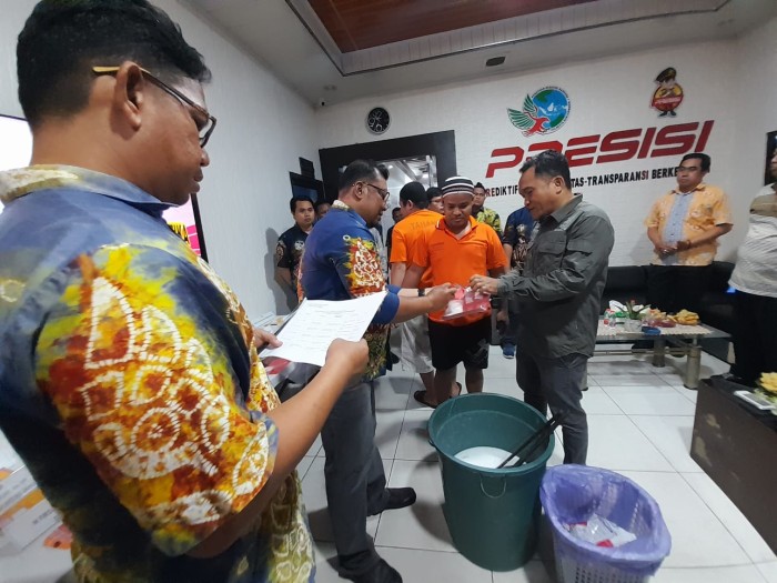 Sabu dimusnahkan di ruang lobby Satuan Res Narkoba Polresta Banjarmasin, Jumat (20/10/2023).. (SuarIndonesia/YI)