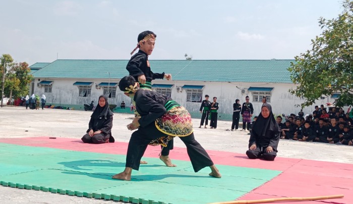 Memperingati Hari Santri, ratusan pendekar Pagar Nusa Kalimnatan Selatan (Kalsel) dan Kalimantan Tengah (Kalteng) berkumpul di pemurus dalam Kecamatan Banjarmasin Selatan, Minggu (22/10/2023) (SuarIndonesia/ HM)