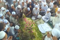 Foto tangkapan Video 
Media Darussalam Martapura.
(Suasana Prosesi Pemakaman)