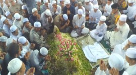 Foto tangkapan Video 
Media Darussalam Martapura.
(Suasana Prosesi Pemakaman)