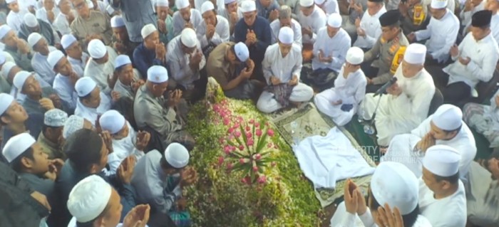 Foto tangkapan Video 
Media Darussalam Martapura.
(Suasana Prosesi Pemakaman)