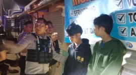 Dua remaja diduga terlibat kelompok genk, diamankan  anggota Polsekta Banjarmasin Barat Selasa dinihari (24/10/2023).. (SuarIndonesia/DO)