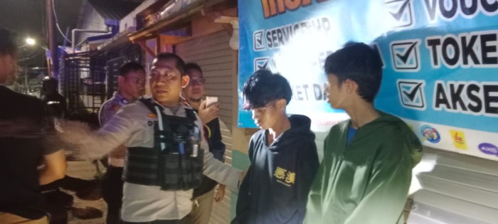 Dua remaja diduga terlibat kelompok genk, diamankan  anggota Polsekta Banjarmasin Barat Selasa dinihari (24/10/2023).. (SuarIndonesia/DO)