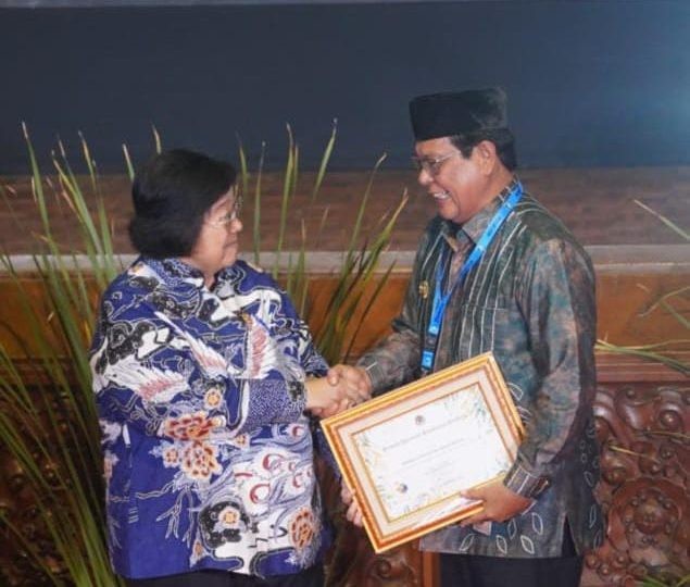 Paman Birin, dianugerahi Penghargaan Festival Program Kampung Iklim (ProKlim) 2023 oleh Kementerian Lingkungan Hidup dan Kehutanan (LHK) RI. (SuarIndonesia/Humas)
