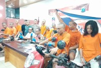 Geng motor, yang melakukan penyerang hingga melukai, jumlahnya belasan termasuk perempuan, kini harus kenakan baju berwarna orange. (SuarIndonesia/YI)