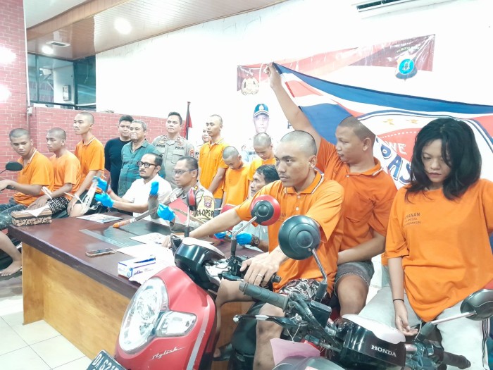 Geng motor, yang melakukan penyerang hingga melukai, jumlahnya belasan termasuk perempuan, kini harus kenakan baju berwarna orange. (SuarIndonesia/YI)
