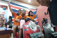 Dari 12 tersangka yang di amankan, ada dua diantara berjenis kelamin perempuan yakni Maulida (18) dan Chy (16). (SuarIndonesia/YI)