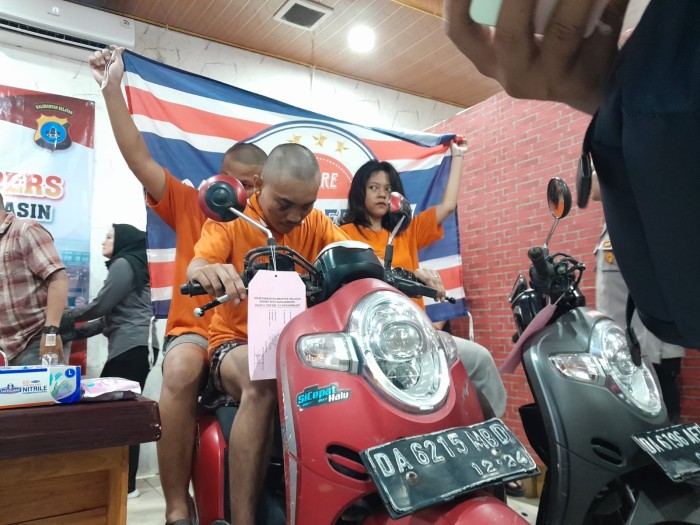 Dari 12 tersangka yang di amankan, ada dua diantara berjenis kelamin perempuan yakni Maulida (18) dan Chy (16). (SuarIndonesia/YI)