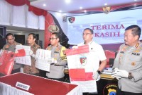 Kapolda Kalsel, Irjen Pol Andi Rian R Djajadi  dan jajaran tunjukan barang bukti di Aula Mathilda Batlayeri Mapolda Kalsel,  Jumat (27/10/2023). (SuarIndonesia/ZI)