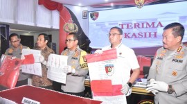 Kapolda Kalsel, Irjen Pol Andi Rian R Djajadi  dan jajaran tunjukan barang bukti di Aula Mathilda Batlayeri Mapolda Kalsel,  Jumat (27/10/2023). (SuarIndonesia/ZI)