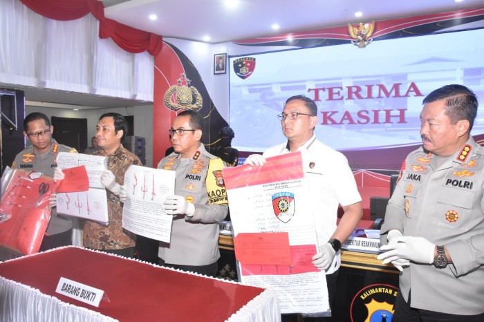 Kapolda Kalsel, Irjen Pol Andi Rian R Djajadi  dan jajaran tunjukan barang bukti di Aula Mathilda Batlayeri Mapolda Kalsel,  Jumat (27/10/2023). (SuarIndonesia/ZI)