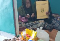 Akhirnya nenek, yang viral karena diduga dieksploitasi anak tirinya untuk minta-minta di kawasan Pasar Lama Banjarmasin akan dititipkan ke Dinas Sosial Kota Banjarmasin. (SuarIndonesia/YI)