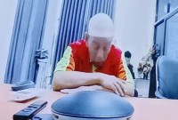 Kepala Desa Talusi Kecamatan Pamukan Selatan Kabupaten  Kotabaru, dituntut Jaksa Penuntut Umum (JPU) Arditya Bima Yogha dari Kejaksaaan Negeri Kotabaru selama setahun dan sembilan bulan penjara.. (SuarIndonesia/HD)