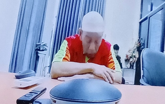 Kepala Desa Talusi Kecamatan Pamukan Selatan Kabupaten  Kotabaru, dituntut Jaksa Penuntut Umum (JPU) Arditya Bima Yogha dari Kejaksaaan Negeri Kotabaru selama setahun dan sembilan bulan penjara.. (SuarIndonesia/HD)