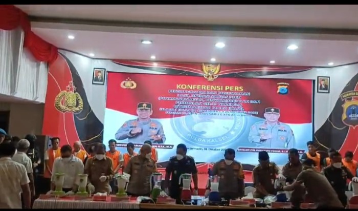 barang bukti dimusnahkan dipimpin Kapolda Kalsel, Irjen Pol Andi Rian R Djajadi didampingi Direktur Reserse Narkoba, Kombes Pol Kelana Jaya dan jajaran dii Aula Mathilda Batlayeri Polda Kalsel, Selasa (31/10/2023). (SuarIndonesia/ZI)
