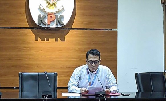 KEPALA Bagian Pemberitaan KPK Ali Fikri mengungkapkan suami penyanyi dangdut Zaskia Gotik, Sirajuddin Mahmud, menerima uang dari tersangka korupsi pembangunan Gereja Kingmi, Mimika. (CNNIndonesia)
