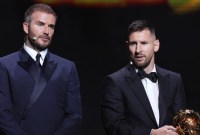 DAVID Beckham saat menyerahkan trofi Ballon d'Or 2023 kepada Lionel Messi, Selasa (31/10/2023) dini hari WIB. (REUTERS/STEPHANIE LECOCQ)
