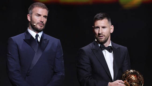 DAVID Beckham saat menyerahkan trofi Ballon d'Or 2023 kepada Lionel Messi, Selasa (31/10/2023) dini hari WIB. (REUTERS/STEPHANIE LECOCQ)