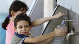 Warga Palestina di Gaza kekurangan air bersih hingga harus minum air tercemar. (REUTERS/Ibraheem Abu Mustafa)