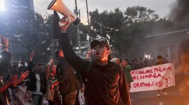 Sejumlah mahasiswa dari massa aksi evaluasi 9 tahun kepemimpinan Presiden Jokowi membakar ban hingga merobohkan barikade beton di depan Patung Kuda, Jakarta Pusat, Jumat (20/10/2023). (CNN Indonesia)