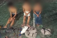 Tiga remaja berinisial AF (17), RYM (16), dan DAD (14) diamankan anggota Polsekta Banjarmasin Tengah, ketika asyik nongkrong di pinggir Jalan Jafri Zam-zam, Kamis  (26/10/2023) dinihari. (SuarIndonesia/DO)