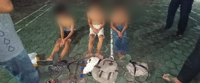 Tiga remaja berinisial AF (17), RYM (16), dan DAD (14) diamankan anggota Polsekta Banjarmasin Tengah, ketika asyik nongkrong di pinggir Jalan Jafri Zam-zam, Kamis  (26/10/2023) dinihari. (SuarIndonesia/DO)