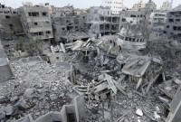 Warga Palestina memeriksa puing-puing Masjid Yassin, yang hancur akibat serangan udara Israel di kamp pengungsi al-Shati di luar Kota Gaza, Senin (9/10/2023). (ADEL HANA/AP)