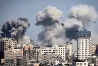 Israel telah memerintahkan 1,1 juta orang di Gaza untuk pindah ke selatan dalam waktu 24 langkah menjelang serangan darat yang diperkirakan akan dilakukan dalam waktu dekat, Jumat (13/10/2023). (AFP/Mahmud Hams)