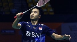
Anthony Ginting melaju ke perempatfinal setelah menang atas Toma Junior Popov dengan skor 11-21, 21-17, dan 21-17 di Glaz Arena, Rennes, Prancis, Kamis (26/10/2023). (PBSI)