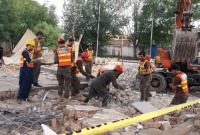 Petugas penyelamat mencari korban ledakan di puing-puing masjid yang runtuh menyusul serangan bunuh diri di Hangu, Jumat (29/9/2023). lebih dari 59 orang tewas dan puluhan lainnya luka-luka. (AFP/Basit Shah)
