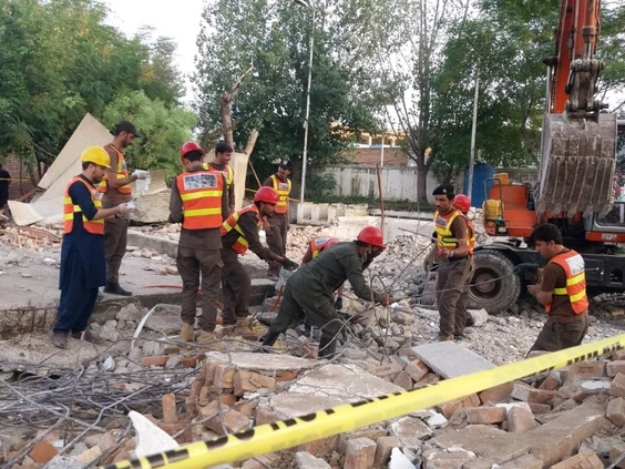 Petugas penyelamat mencari korban ledakan di puing-puing masjid yang runtuh menyusul serangan bunuh diri di Hangu, Jumat (29/9/2023). lebih dari 59 orang tewas dan puluhan lainnya luka-luka. (AFP/Basit Shah)
