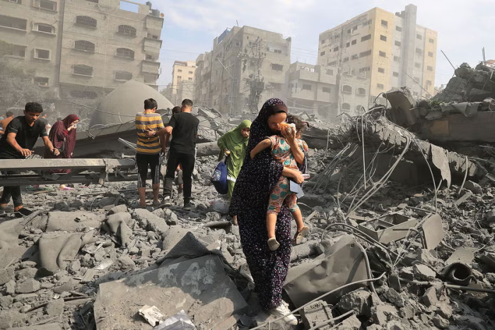 Warga Palestina mengungsi setelah serangan udara Israel di Masjid Sousi. (AFP/Mahmud Hams via Getty Images)