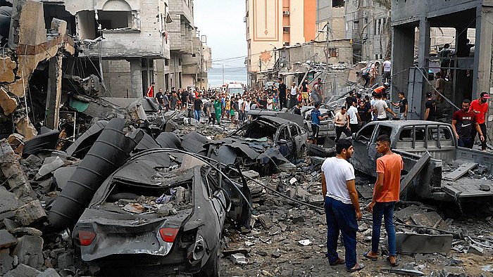 Militer Israel menggempur Jalur Gaza dengan rentetan serangan udara, dan secara resmi menyatakan perang terhadap Hamas pada Minggu (8/10/2023) waktu setempat. (Reuters/Mohammed Salem)