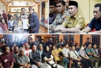 Gubernur Kalteng Sugianto Sabran menemui masyarakat maupun aparat penegak hukum bersama pihak terkait lainnya, melaksanakan mediasi penyelesaian konflik yang terjadi di Bangkal Kabupaten Seruyan di Sampit, Minggu (8/10/2023). (ANTARA/HO-Pemprov Kalteng)
