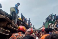 Lebih dari 17 orang tewas dan 100 orang terluka imbas dua kereta, barang dan penumpang, tabrakan di Bangladesh. Korban diperkirakan bertambah. (AP Photo)