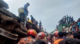 Lebih dari 17 orang tewas dan 100 orang terluka imbas dua kereta, barang dan penumpang, tabrakan di Bangladesh. Korban diperkirakan bertambah. (AP Photo)