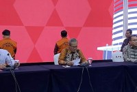 


KPK dalam Konferensi pers secara resmi menahan Syahrul Yasin Limpo (SYL) dan Direktur Alat dan Mesin Pertanian Kementan Muhammad Hatta di Gedung Merah Putih KPK, Jakarta, Jumat (13/10/2023). (Antara Foto)