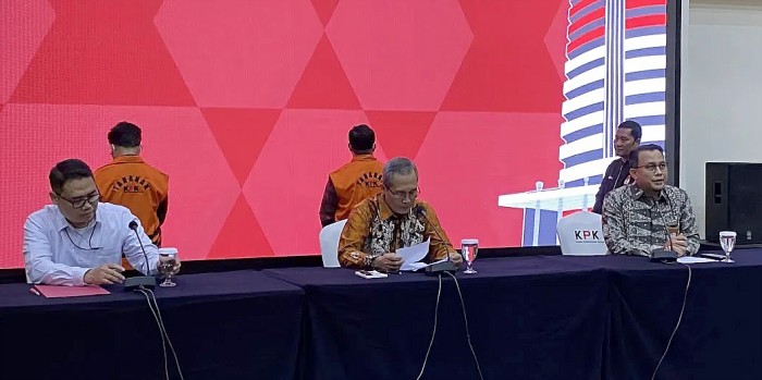 


KPK dalam Konferensi pers secara resmi menahan Syahrul Yasin Limpo (SYL) dan Direktur Alat dan Mesin Pertanian Kementan Muhammad Hatta di Gedung Merah Putih KPK, Jakarta, Jumat (13/10/2023). (Antara Foto)