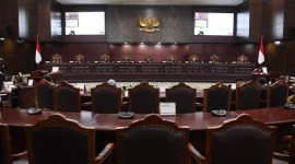 Mahasiswa Fakultas Hukum Universitas Nahdlatul Ulama Indonesia (Unusia) Brahma Aryana mengajukan permohonan uji materiil Pasal 169 huruf q UU Pemilu yang mengatur syarat usia capres-cawapres ke Mahkamah Konstitusi (MK). (ANTARA Foto/Akbar NG)