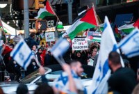 PENDUKUNG Israel berkonfrontasi dengan orang-orang saat protes di New York untuk menunjukkan solidaritas terhadap warga Palestina di Gaza. (REUTERS/Eduardo Munoz)