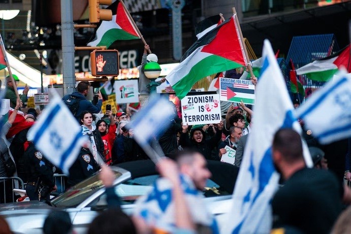 PENDUKUNG Israel berkonfrontasi dengan orang-orang saat protes di New York untuk menunjukkan solidaritas terhadap warga Palestina di Gaza. (REUTERS/Eduardo Munoz)