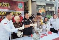 Direktur Reserse Narkoba Polda Kalteng Kombes Pol Nono Wardoyo (kiri) bersama sejumlah stakeholder lainnya memusnahkan narkoba seberat 1 kilogram milik 11 tersangka yang ditangkap dari beberapa wilayah di provinsi setempat, Rabu (25/10/2023). (ANTARA/Adi Wibowo)