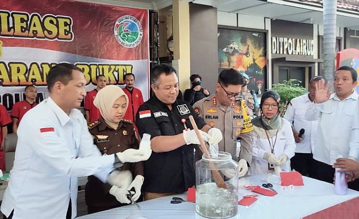 Direktur Reserse Narkoba Polda Kalteng Kombes Pol Nono Wardoyo (kiri) bersama sejumlah stakeholder lainnya memusnahkan narkoba seberat 1 kilogram milik 11 tersangka yang ditangkap dari beberapa wilayah di provinsi setempat, Rabu (25/10/2023). (ANTARA/Adi Wibowo)