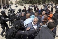 Ratusan warga Israel kembali menerobos masuk kompleks Masjid Al Aqsa di Yerusalem Timur untuk merayakan hari Sukkot, Minggu (1/10/2023). (REUTERS/AMMAR AWAD)